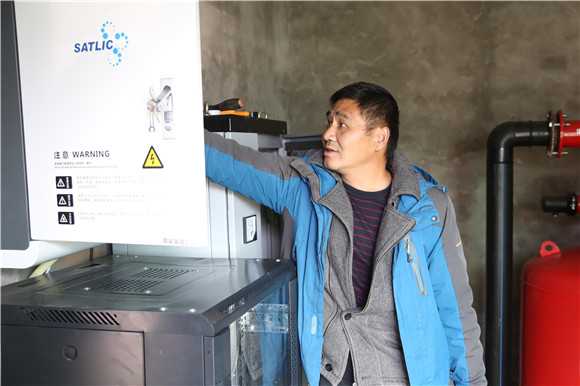 楊家全正在對(duì)“水肥一體化”設(shè)備進(jìn)行調(diào)試