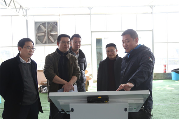 魏來(lái)在向前來(lái)參觀的專家講解“智慧化管理平臺(tái)”