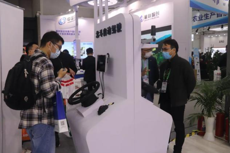 星聯(lián)智創(chuàng)展位及自動駕駛系統(tǒng)